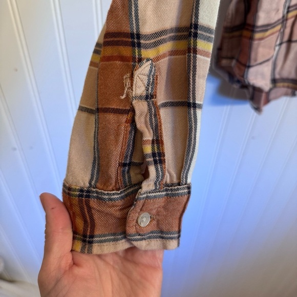 Universal Thread Plaid Lightweight Button Down Long Sleeve Size Medium - Picture 5 of 10